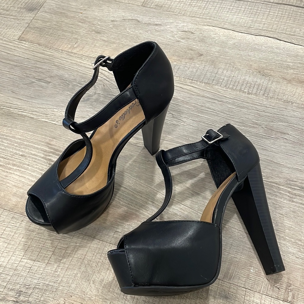 Breckelle’s Peep Toe Pumps